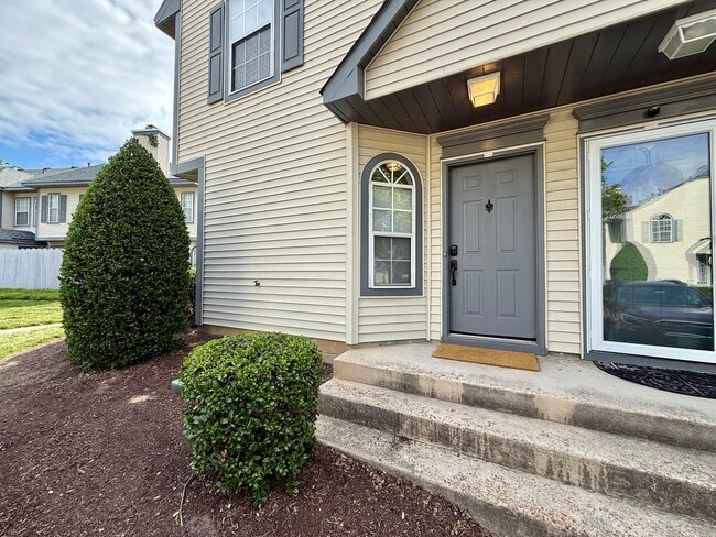 Building Photo - Bright and spacious 2 bed, 2.5 bath condo in the heart of Virginia Beach!