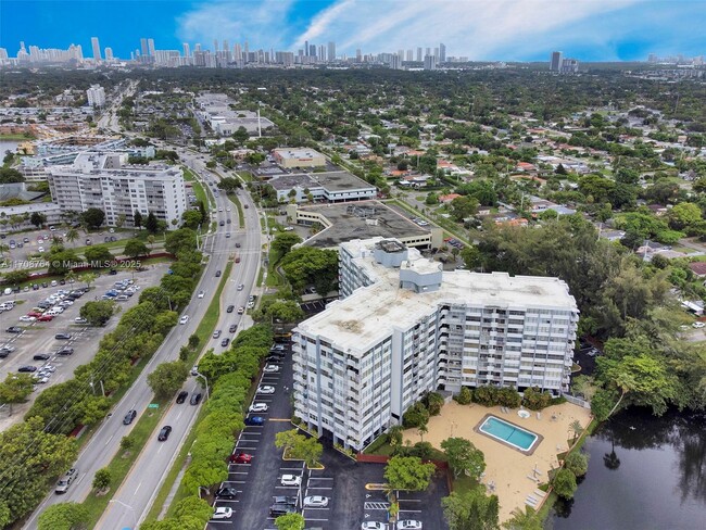 Photo - 1300 NE Miami Gardens Dr Condominio Unidad 1010E