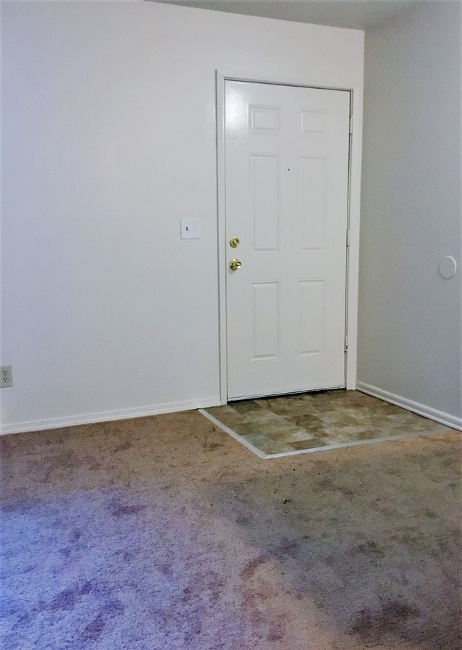 1 BEDROOM 1 BATHROOM: ENTRY