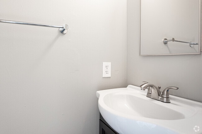 2BR, 1.5BA - 900SF