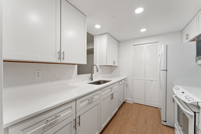 ¡Nuevos gabinetes de madera blanca y nuevas encimeras de cuarzo! - 1530 Key Blvd Unidad 1009