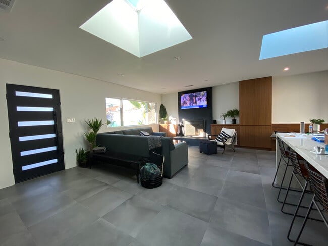 Building Photo - 2009 Warfield Ave Unit 2009 B