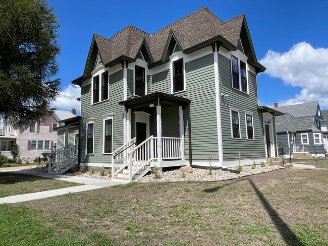 Building Photo - 133 S Prairie Ave Unit 2