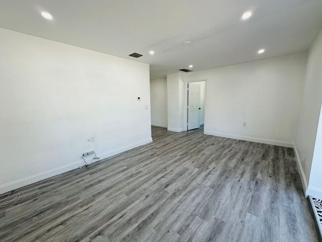 Photo - Charming 3 Bed, 2 Bath Oasis: Minutes from...