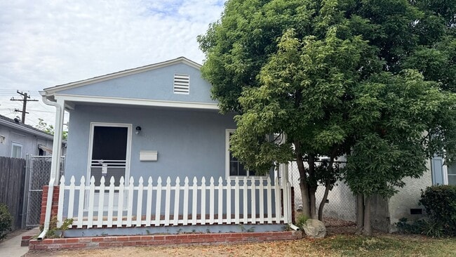 Building Photo - 4112 W Victory Blvd Unit 4112