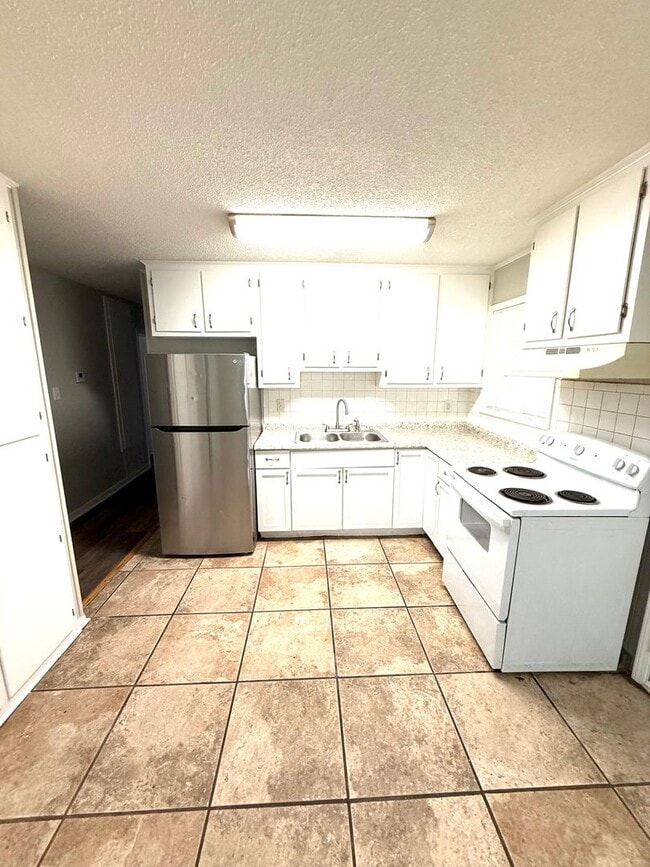 Photo - ** 4 Bed 1.5 Bath located by lagoon park ** Call 334-366-9198 for a self tour