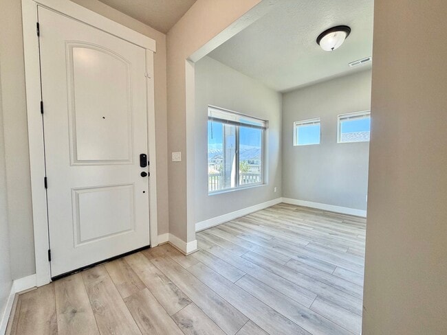 Photo - 673 W Beth Cir