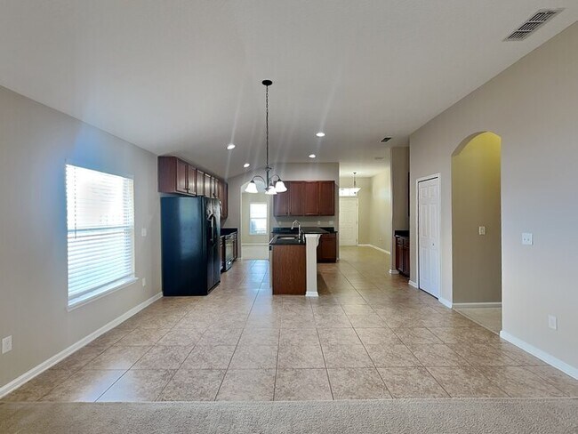 Photo - 181 E New England Dr