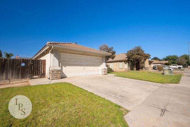 Photo - North West Fresno Home, 3BR/2BA, Built 1995 - Lots of Amenities!