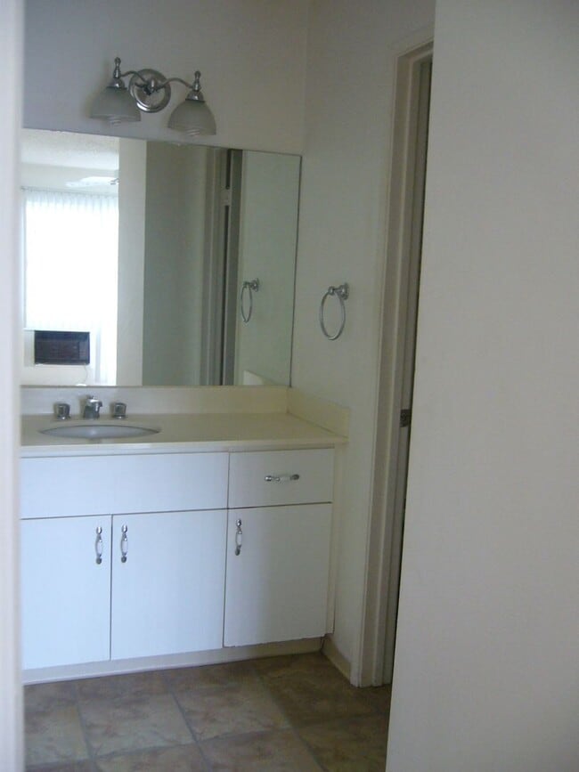 Photo - Palm Villas Townhouse (Ewa) Ground floor unit 1, bedroom, 1 bath with 1 parking Avail 11/24