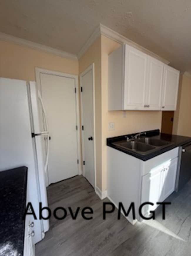 Photo - E Blackstock Rd-11 Unit Townhome