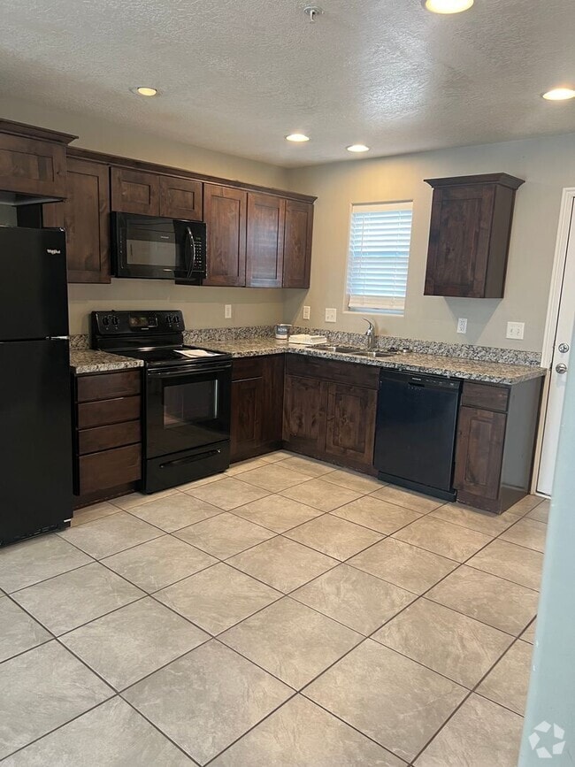 Building Photo - Pet Freindly Townhome