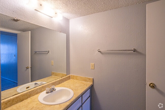 1BR, 1BA - 745SF