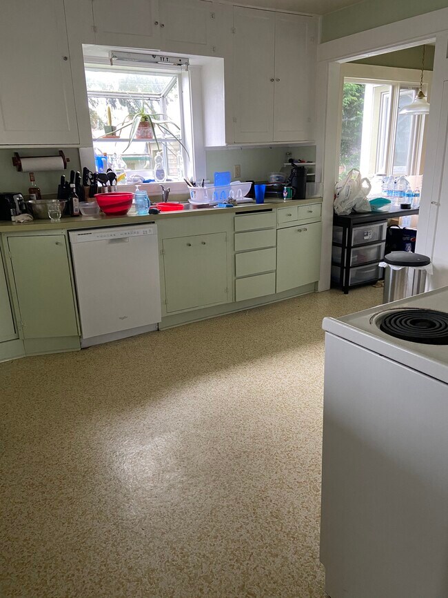 Large Kitchen - 1710 Colby Ave Unit A