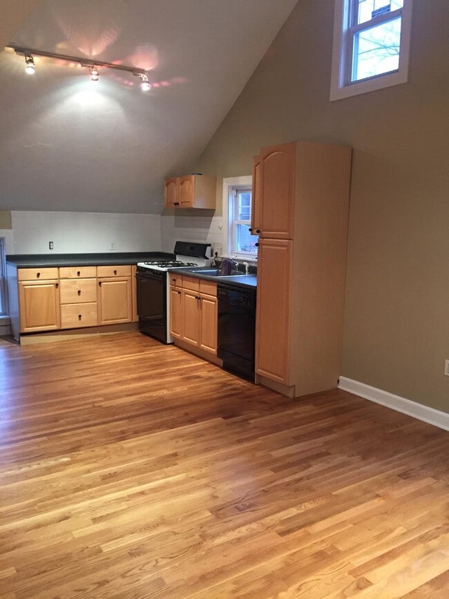 Building Photo - 6 Skillings Rd Unit #2-J Rental