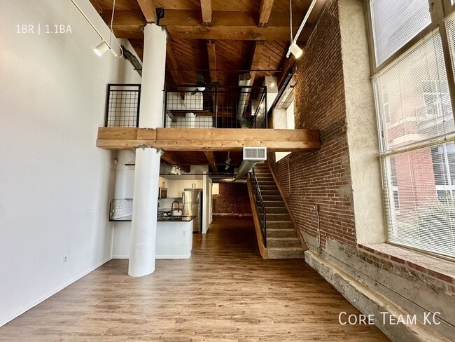 Building Photo - 202 W 5th St Unit 111