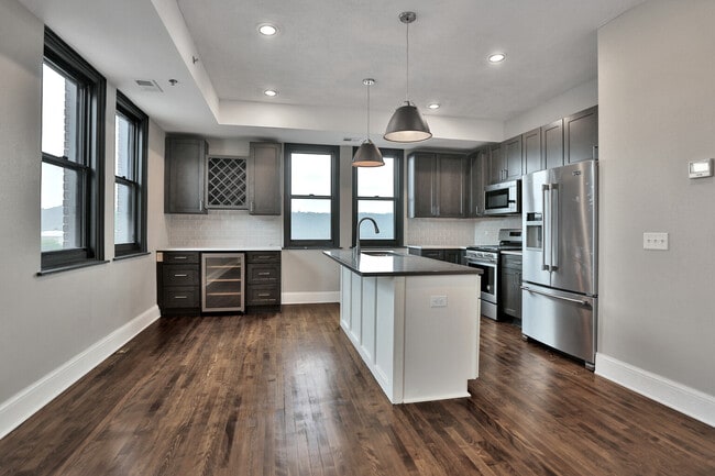 Photo - 107 Chestnut St E