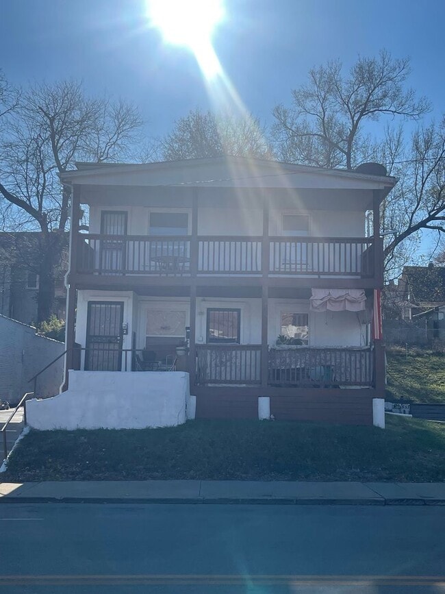 Building Photo - Argentine Studio Apartment available NOW Unit 8