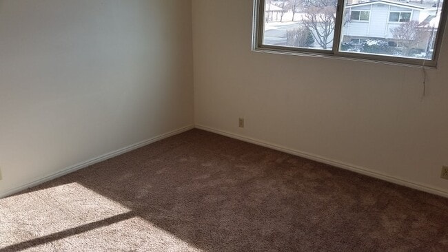Photo - 671 E 445 S