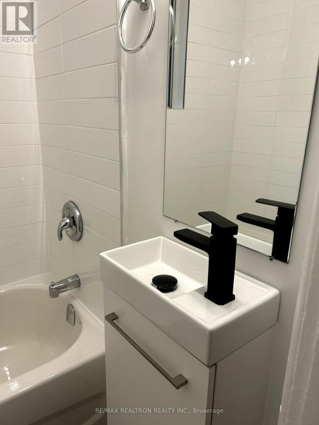 Photo - 1293 Gerrard St E