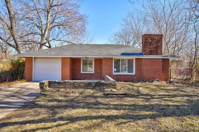 Renovated 3 Bedroom. Large Yard! - Renovated 3 Bedroom. Large Yard! House