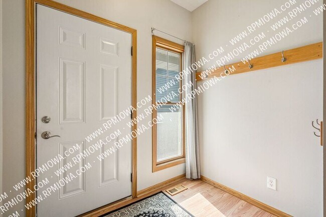 Photo - 513 E 4th St