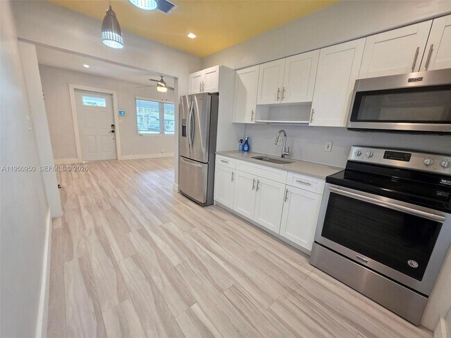 Building Photo - 250 NE 42nd St