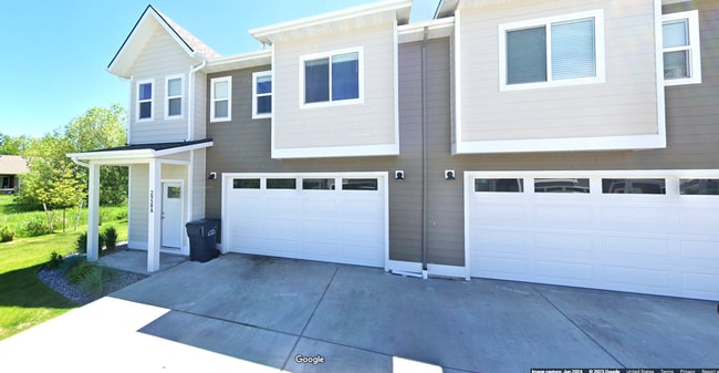 Building Photo - Pet Friendly! Gorgeous 3 Bedroom condo wit...