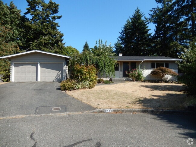 Building Photo - Spacious Daylight Rambler in Desirable Fir... Rental