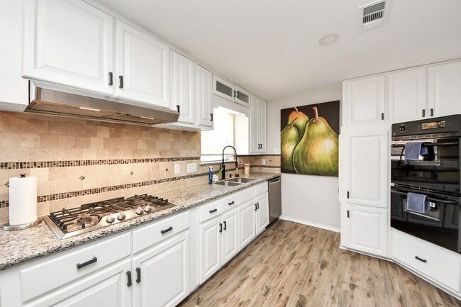 Photo - 15715 Creekhaven Dr