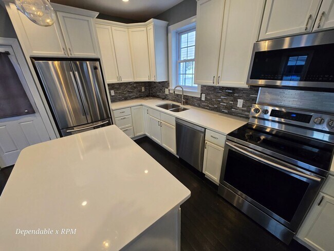 Building Photo - Freshly Updated 3 Bd 2.5 Bath with Parking... Rental