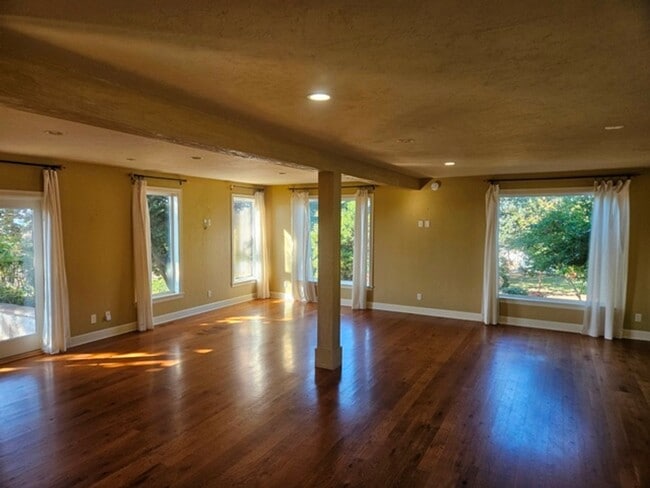 Photo - 4Bd/5Ba Multi Story Home - For viewing by ...