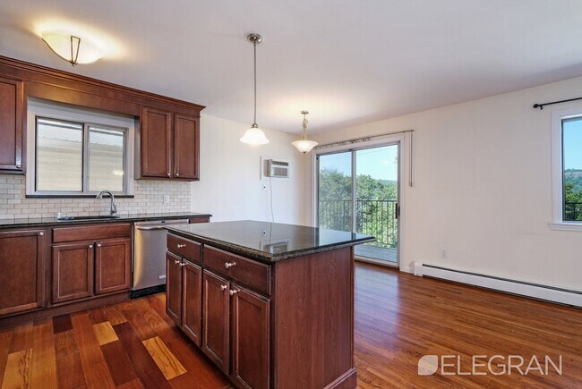 Photo - 384 Warburton Ave Unidad APT 2A