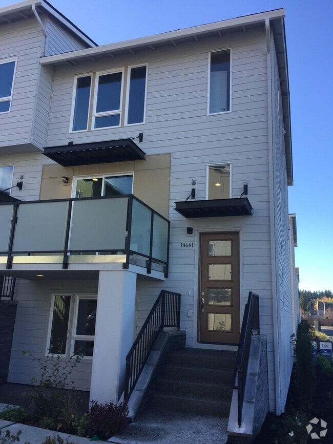 Building Photo - Newer Townhouse in Lake Forest Park!