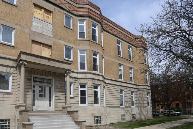 Building Photo - 1704 W Sunnyside Ave Unit M04H