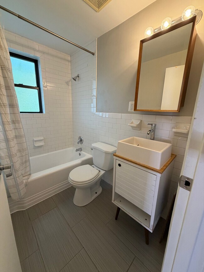 Photo - 210 Oakwood St SE Unit 305