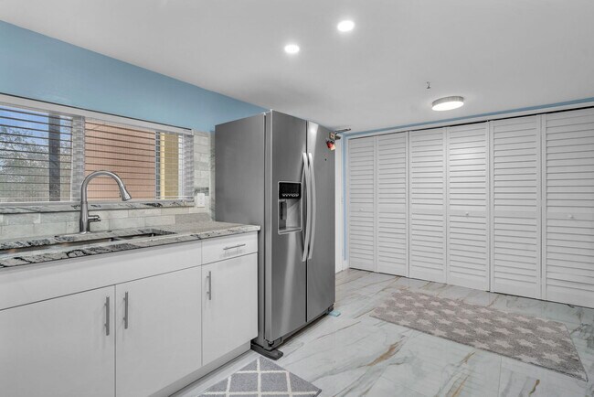 Photo - 2480 Presidential Way Unidad 303