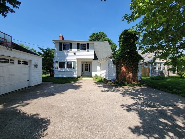 Photo - Large 4 bed, 1.5 bath, Over 2,000 square feet.