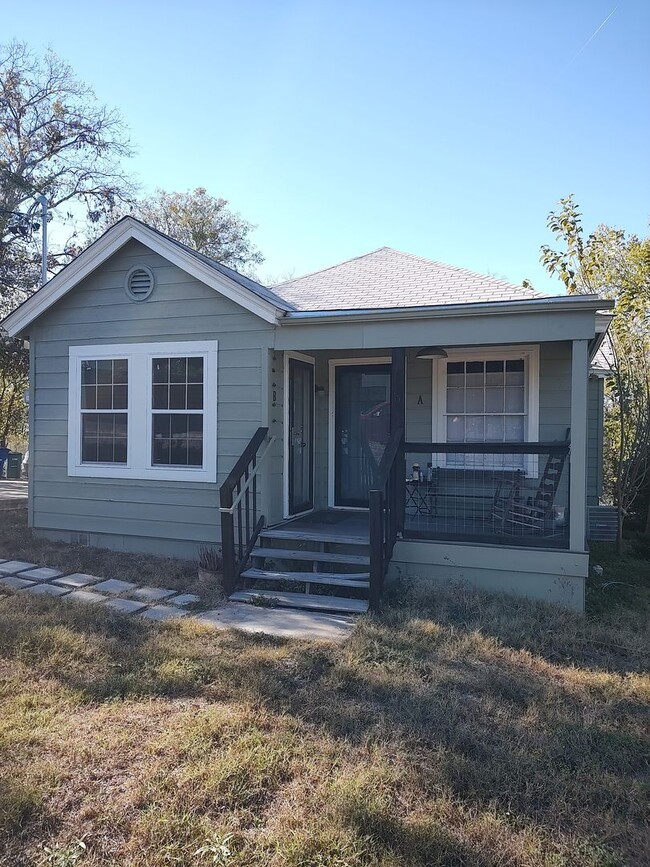 Building Photo - Cute Studio apartment close to 71,Airport and Downtown