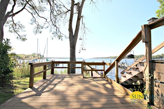 906 Regatta Dr