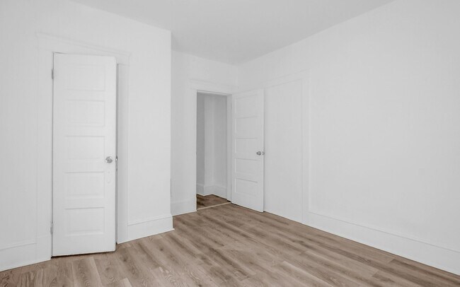 Photo - 1260 E 61st St