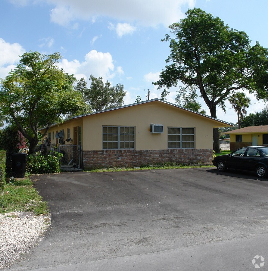 Photo - 1645-1655 SW 30th St