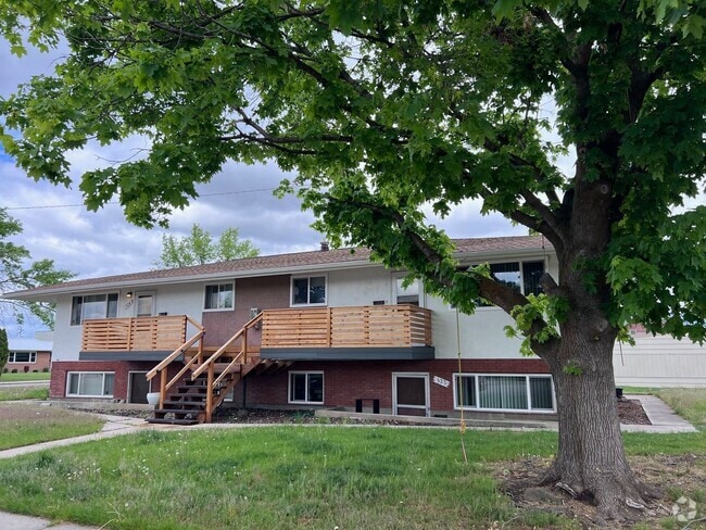 Building Photo - Knowles 4-Plex Unit 322 Knowles Rental