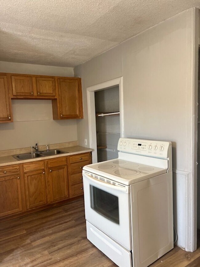 Building Photo - 31 Beecher St Unit 2L Rental
