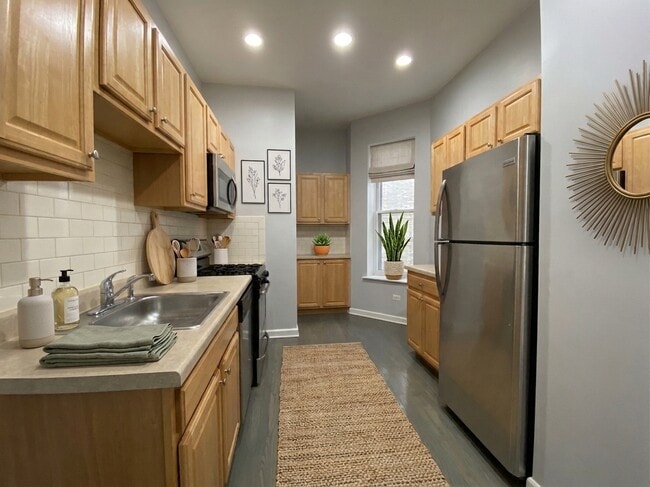 900 W Montrose Ave