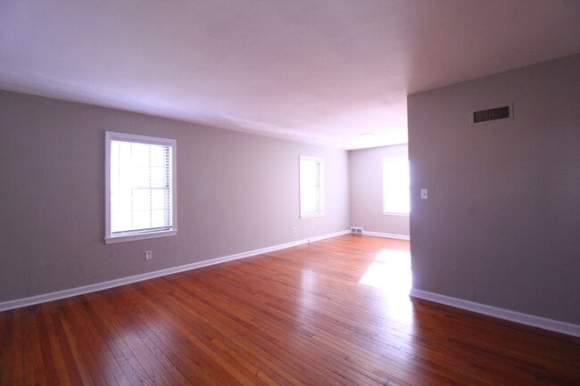 Photo - January FREE On This 2 Bedroom 1 Bath Duplex In The Waldo Area
