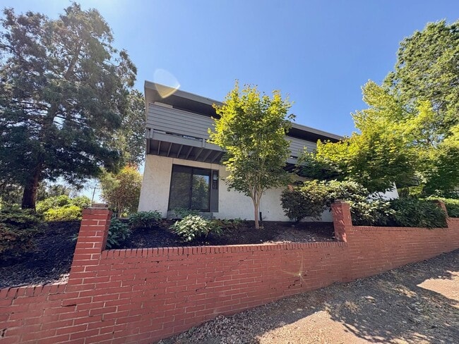 Building Photo - Ulm Triplex Unit 2