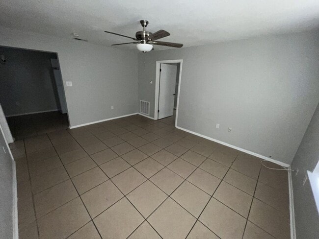 Photo - Weston St. Unidad A