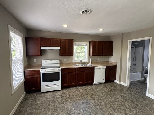 Building Photo - 6110 31st Ave Unit 6110 31st Ave Upper Rental