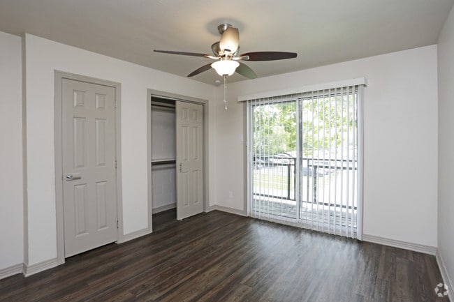 2HAB, 2BA - 867 ft² - HABITACIÓN - Munger Court